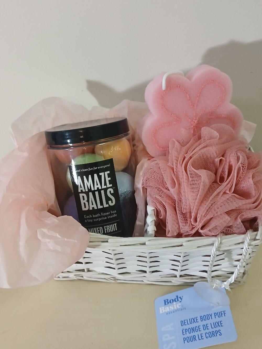 NWT Amaze Balls bath bombs, sponge and body puff gift basket